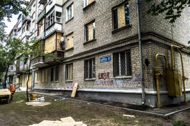 Kharkiv, Ukrayna, 26 Temmuz 2025 Rusya Kharkiv 'deki bir yerleşim yerini güdümlü hava bombasıyla bombaladı. Bina hasar gördü. Siviller Rus saldırılarının başlıca hedefleri..