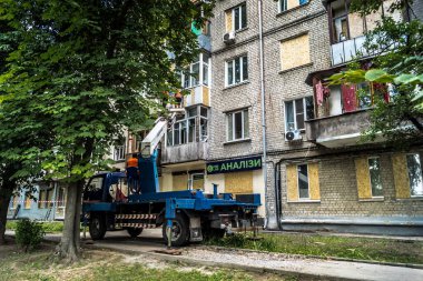 Kharkiv, Ukrayna, 26 Temmuz 2025 Rusya Kharkiv 'deki bir yerleşim yerini güdümlü hava bombasıyla bombaladı. Bina hasar gördü. Siviller Rus saldırılarının başlıca hedefleri..