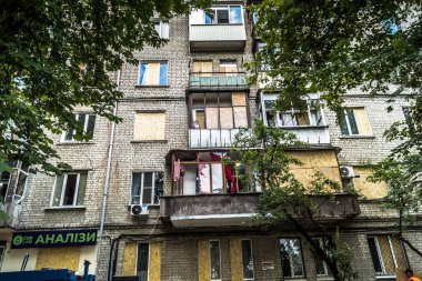 Kharkiv, Ukrayna, 26 Temmuz 2025 Rusya Kharkiv 'deki bir yerleşim yerini güdümlü hava bombasıyla bombaladı. Bina hasar gördü. Siviller Rus saldırılarının başlıca hedefleri..