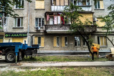 Kharkiv, Ukrayna, 26 Temmuz 2025 Rusya Kharkiv 'deki bir yerleşim yerini güdümlü hava bombasıyla bombaladı. Bina hasar gördü. Siviller Rus saldırılarının başlıca hedefleri..