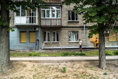 Kharkiv, Ukrayna, 26 Temmuz 2025 Rusya Kharkiv 'deki bir yerleşim yerini güdümlü hava bombasıyla bombaladı. Bina hasar gördü. Siviller Rus saldırılarının başlıca hedefleri..