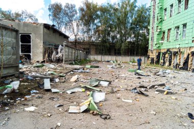 Kharkiv, Ukrayna, 26 Temmuz 2025 Rusya Kharkiv 'deki bir ofis binasını güdümlü hava bombasıyla bombaladı. Bina alev aldı ve kısmen yıkıldı. Sokak tamamen harap olmuştu..