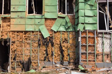 Kharkiv, Ukrayna, 26 Temmuz 2025 Rusya Kharkiv 'deki bir ofis binasını güdümlü hava bombasıyla bombaladı. Bina alev aldı ve kısmen yıkıldı. Sokak tamamen harap olmuştu..