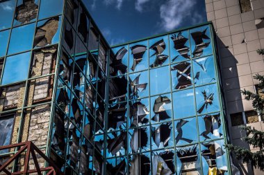 Kharkiv, Ukrayna, 26 Temmuz 2025 Rusya Kharkiv 'de bir Cosmopolit Sanat otelini güdümlü hava bombasıyla bombaladı. Otel alev aldı ve kısmen yok edildi..