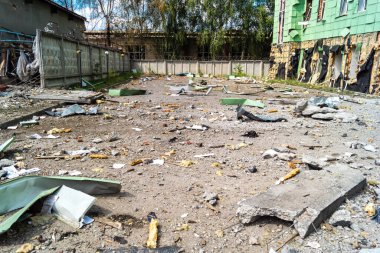 Kharkiv, Ukrayna, 26 Temmuz 2025 Rusya Kharkiv 'deki bir ofis binasını güdümlü hava bombasıyla bombaladı. Bina alev aldı ve kısmen yıkıldı. Sokak tamamen harap olmuştu..