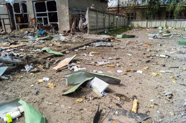 Kharkiv, Ukrayna, 26 Temmuz 2025 Rusya Kharkiv 'deki bir ofis binasını güdümlü hava bombasıyla bombaladı. Bina alev aldı ve kısmen yıkıldı. Sokak tamamen harap olmuştu..