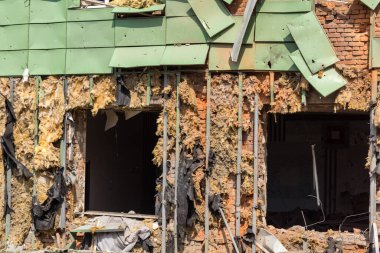 Kharkiv, Ukrayna, 26 Temmuz 2025 Rusya Kharkiv 'deki bir ofis binasını güdümlü hava bombasıyla bombaladı. Bina alev aldı ve kısmen yıkıldı. Sokak tamamen harap olmuştu..