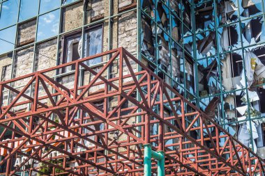 Kharkiv, Ukrayna, 26 Temmuz 2025 Rusya Kharkiv 'de bir Cosmopolit Sanat otelini güdümlü hava bombasıyla bombaladı. Otel alev aldı ve kısmen yok edildi..