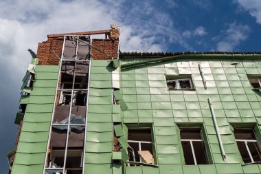 Kharkiv, Ukrayna, 26 Temmuz 2025 Rusya Kharkiv 'deki bir ofis binasını güdümlü hava bombasıyla bombaladı. Bina alev aldı ve kısmen yıkıldı. Sokak tamamen harap olmuştu..