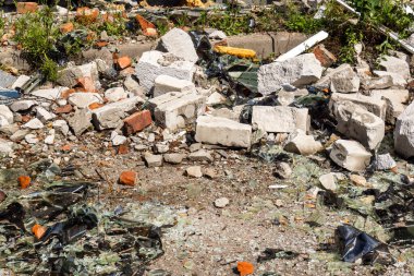 Kharkiv, Ukrayna, 26 Temmuz 2025 Rusya Kharkiv 'deki bir ofis binasını güdümlü hava bombasıyla bombaladı. Bina alev aldı ve kısmen yıkıldı. Sokak tamamen harap olmuştu..