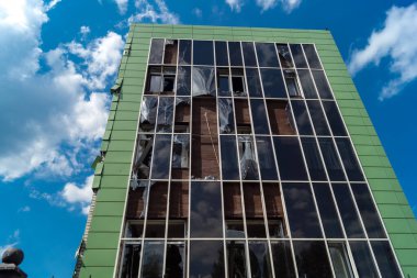 Kharkiv, Ukrayna, 26 Temmuz 2025 Rusya Kharkiv 'deki bir ofis binasını güdümlü hava bombasıyla bombaladı. Bina alev aldı ve kısmen yıkıldı. Sokak tamamen harap olmuştu..