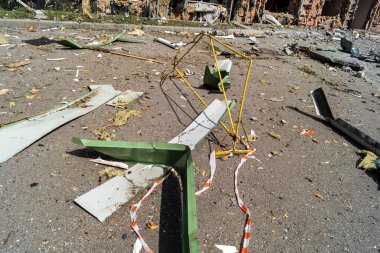 Kharkiv, Ukrayna, 26 Temmuz 2025 Rusya Kharkiv 'deki bir ofis binasını güdümlü hava bombasıyla bombaladı. Bina alev aldı ve kısmen yıkıldı. Sokak tamamen harap olmuştu..