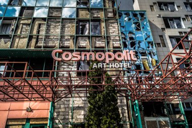 Kharkiv, Ukrayna, 26 Temmuz 2025 Rusya Kharkiv 'de bir Cosmopolit Sanat otelini güdümlü hava bombasıyla bombaladı. Otel alev aldı ve kısmen yok edildi..