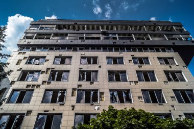 Kharkiv, Ukrayna, 26 Temmuz 2025 Rusya Kharkiv 'de bir Cosmopolit Sanat otelini güdümlü hava bombasıyla bombaladı. Otel alev aldı ve kısmen yok edildi..