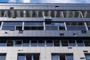 Kharkiv, Ukrayna, 26 Temmuz 2025 Rusya Kharkiv 'de bir Cosmopolit Sanat otelini güdümlü hava bombasıyla bombaladı. Otel alev aldı ve kısmen yok edildi..