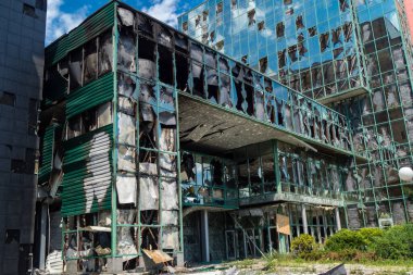 Kharkiv, Ukrayna, 26 Temmuz 2025 Rusya Kharkiv 'deki bir ofis binasını güdümlü hava bombasıyla bombaladı. Bina alev aldı ve kısmen yıkıldı. Sokak tamamen harap olmuştu..