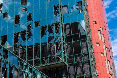 Kharkiv, Ukrayna, 26 Temmuz 2025 Rusya Kharkiv 'deki bir ofis binasını güdümlü hava bombasıyla bombaladı. Bina alev aldı ve kısmen yıkıldı. Sokak tamamen harap olmuştu..