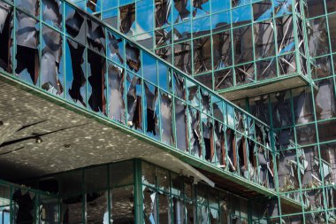 Kharkiv, Ukrayna, 26 Temmuz 2025 Rusya Kharkiv 'deki bir ofis binasını güdümlü hava bombasıyla bombaladı. Bina alev aldı ve kısmen yıkıldı. Sokak tamamen harap olmuştu..