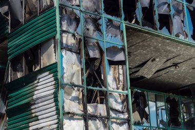 Kharkiv, Ukrayna, 26 Temmuz 2025 Rusya Kharkiv 'deki bir ofis binasını güdümlü hava bombasıyla bombaladı. Bina alev aldı ve kısmen yıkıldı. Sokak tamamen harap olmuştu..