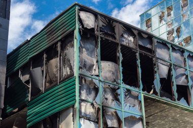 Kharkiv, Ukrayna, 26 Temmuz 2025 Rusya Kharkiv 'deki bir ofis binasını güdümlü hava bombasıyla bombaladı. Bina alev aldı ve kısmen yıkıldı. Sokak tamamen harap olmuştu..