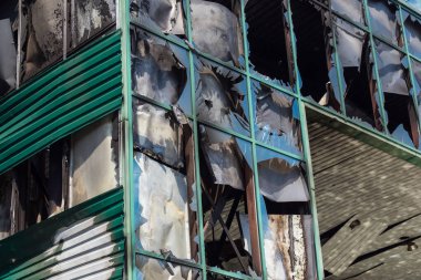 Kharkiv, Ukrayna, 26 Temmuz 2025 Rusya Kharkiv 'deki bir ofis binasını güdümlü hava bombasıyla bombaladı. Bina alev aldı ve kısmen yıkıldı. Sokak tamamen harap olmuştu..