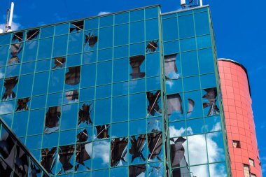 Kharkiv, Ukrayna, 26 Temmuz 2025 Rusya Kharkiv 'deki bir ofis binasını güdümlü hava bombasıyla bombaladı. Bina alev aldı ve kısmen yıkıldı. Sokak tamamen harap olmuştu..