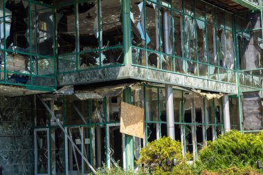 Kharkiv, Ukrayna, 26 Temmuz 2025 Rusya Kharkiv 'deki bir ofis binasını güdümlü hava bombasıyla bombaladı. Bina alev aldı ve kısmen yıkıldı. Sokak tamamen harap olmuştu..