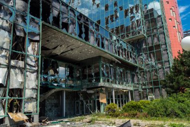 Kharkiv, Ukrayna, 26 Temmuz 2025 Rusya Kharkiv 'deki bir ofis binasını güdümlü hava bombasıyla bombaladı. Bina alev aldı ve kısmen yıkıldı. Sokak tamamen harap olmuştu..