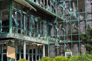 Kharkiv, Ukrayna, 26 Temmuz 2025 Rusya Kharkiv 'deki bir ofis binasını güdümlü hava bombasıyla bombaladı. Bina alev aldı ve kısmen yıkıldı. Sokak tamamen harap olmuştu..