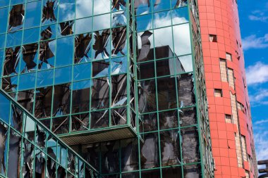 Kharkiv, Ukrayna, 26 Temmuz 2025 Rusya Kharkiv 'deki bir ofis binasını güdümlü hava bombasıyla bombaladı. Bina alev aldı ve kısmen yıkıldı. Sokak tamamen harap olmuştu..