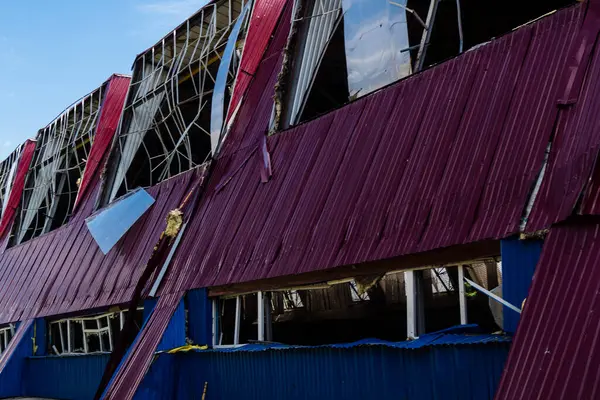 Kharkiv, Ukrayna, 26 Temmuz 2025 Rusya Kharkiv 'deki bir spor tesisini güdümlü hava bombasıyla bombaladı. Kompleks kısmen yok edildi. Siviller Rus saldırılarının başlıca hedefleri..