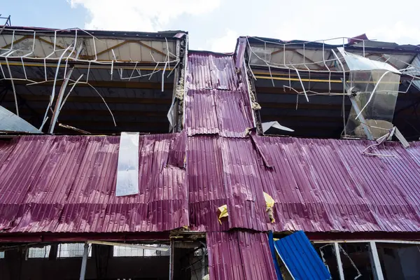 Kharkiv, Ukrayna, 26 Temmuz 2025 Rusya Kharkiv 'deki bir spor tesisini güdümlü hava bombasıyla bombaladı. Kompleks kısmen yok edildi. Siviller Rus saldırılarının başlıca hedefleri..