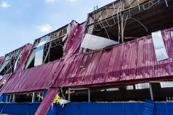 Kharkiv, Ukrayna, 26 Temmuz 2025 Rusya Kharkiv 'deki bir spor tesisini güdümlü hava bombasıyla bombaladı. Kompleks kısmen yok edildi. Siviller Rus saldırılarının başlıca hedefleri..