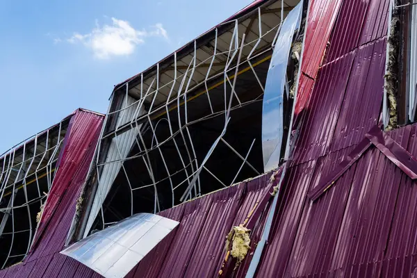 Kharkiv, Ukrayna, 26 Temmuz 2025 Rusya Kharkiv 'deki bir spor tesisini güdümlü hava bombasıyla bombaladı. Kompleks kısmen yok edildi. Siviller Rus saldırılarının başlıca hedefleri..