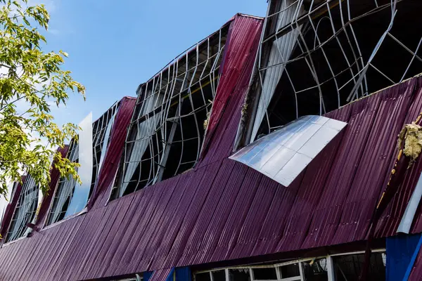 Kharkiv, Ukrayna, 26 Temmuz 2025 Rusya Kharkiv 'deki bir spor tesisini güdümlü hava bombasıyla bombaladı. Kompleks kısmen yok edildi. Siviller Rus saldırılarının başlıca hedefleri..