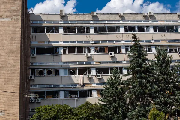 Kharkiv, Ukrayna, 26 Temmuz 2025 Rusya Kharkiv 'deki bir ofis binasını güdümlü hava bombasıyla bombaladı. Bina alev aldı ve kısmen yıkıldı. Sokak tamamen harap olmuştu..