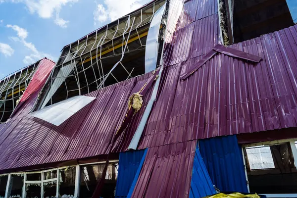 Kharkiv, Ukrayna, 26 Temmuz 2025 Rusya Kharkiv 'deki bir spor tesisini güdümlü hava bombasıyla bombaladı. Kompleks kısmen yok edildi. Siviller Rus saldırılarının başlıca hedefleri..