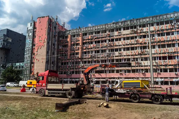 Kharkiv, Ukrayna, 26 Temmuz 2025 Rusya Kharkiv 'deki bir ofis binasını güdümlü hava bombasıyla bombaladı. Bina alev aldı ve kısmen yıkıldı. Sokak tamamen harap olmuştu..