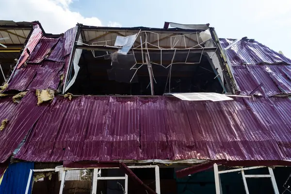 Kharkiv, Ukrayna, 26 Temmuz 2025 Rusya Kharkiv 'deki bir spor tesisini güdümlü hava bombasıyla bombaladı. Kompleks kısmen yok edildi. Siviller Rus saldırılarının başlıca hedefleri..