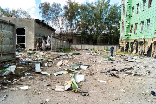 Kharkiv, Ukrayna, 26 Temmuz 2025 Rusya Kharkiv 'deki bir ofis binasını güdümlü hava bombasıyla bombaladı. Bina alev aldı ve kısmen yıkıldı. Sokak tamamen harap olmuştu..