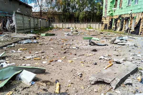 Kharkiv, Ukrayna, 26 Temmuz 2025 Rusya Kharkiv 'deki bir ofis binasını güdümlü hava bombasıyla bombaladı. Bina alev aldı ve kısmen yıkıldı. Sokak tamamen harap olmuştu..