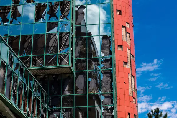 Kharkiv, Ukrayna, 26 Temmuz 2025 Rusya Kharkiv 'deki bir ofis binasını güdümlü hava bombasıyla bombaladı. Bina alev aldı ve kısmen yıkıldı. Sokak tamamen harap olmuştu..