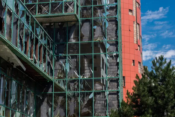 Kharkiv, Ukrayna, 26 Temmuz 2025 Rusya Kharkiv 'deki bir ofis binasını güdümlü hava bombasıyla bombaladı. Bina alev aldı ve kısmen yıkıldı. Sokak tamamen harap olmuştu..