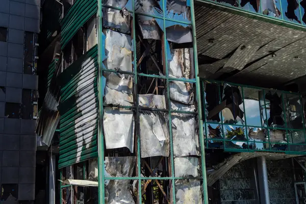 Kharkiv, Ukrayna, 26 Temmuz 2025 Rusya Kharkiv 'deki bir ofis binasını güdümlü hava bombasıyla bombaladı. Bina alev aldı ve kısmen yıkıldı. Sokak tamamen harap olmuştu..