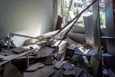 Kharkiv, Ukrayna, 26 Temmuz 2025 Rusya Kharkiv 'deki UM INVEST ofis binasını güdümlü hava bombasıyla vurdu. Bina alev aldı ve kısmen yıkıldı..