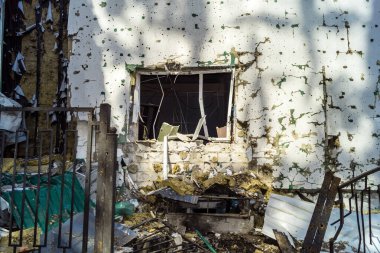 Kharkiv, Ukrayna, 26 Temmuz 2025 Rusya Kharkiv 'deki UM INVEST ofis binasını güdümlü hava bombasıyla vurdu. Bina alev aldı ve kısmen yıkıldı..