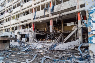 Kharkiv, Ukrayna, 26 Temmuz 2025 Rusya Kharkiv 'deki UM INVEST ofis binasını güdümlü hava bombasıyla vurdu. Bina alev aldı ve kısmen yıkıldı..