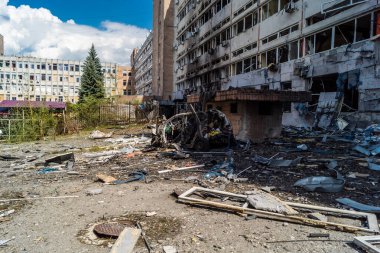 Kharkiv, Ukrayna, 26 Temmuz 2025 Rusya Kharkiv 'deki UM INVEST ofis binasını güdümlü hava bombasıyla vurdu. Bina alev aldı ve kısmen yıkıldı..