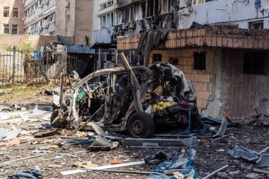 Kharkiv, Ukrayna, 26 Temmuz 2025 Rusya Kharkiv 'deki UM INVEST ofis binasını güdümlü hava bombasıyla vurdu. Bina alev aldı ve kısmen yıkıldı..