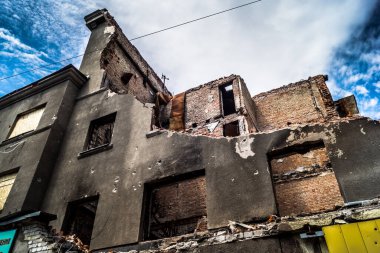 Kharkiv, Ukrayna, 26 Temmuz 2025 Rusya Kharkiv 'deki bir garajı güdümlü hava bombasıyla bombaladı. Garaj alev aldı ve kısmen yok edildi. Sokak tamamen harap olmuştu..